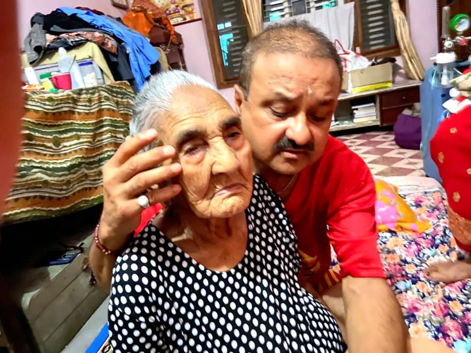 हाँस्यकलाकार शिवहरि पौड्याललाई मातृशोक