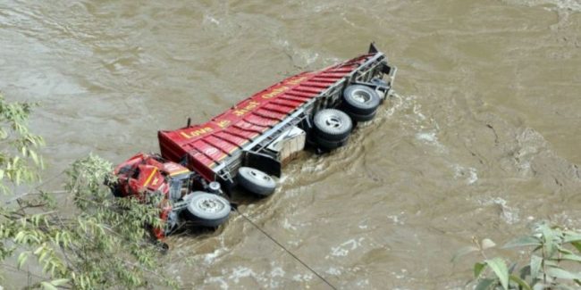 त्रिशुलीमा ट्रक खस्दा तीन घाइते