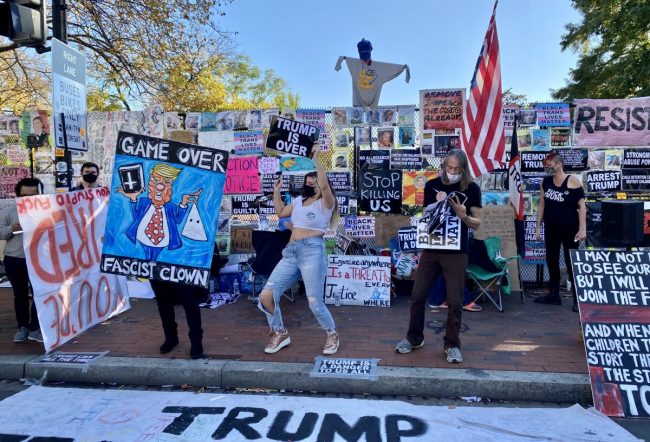 हार अस्वीकार गर्दै ट्रम्प गल्फ खेल्न गए, ह्वाइट हाउस अगाडि विजय उत्सव