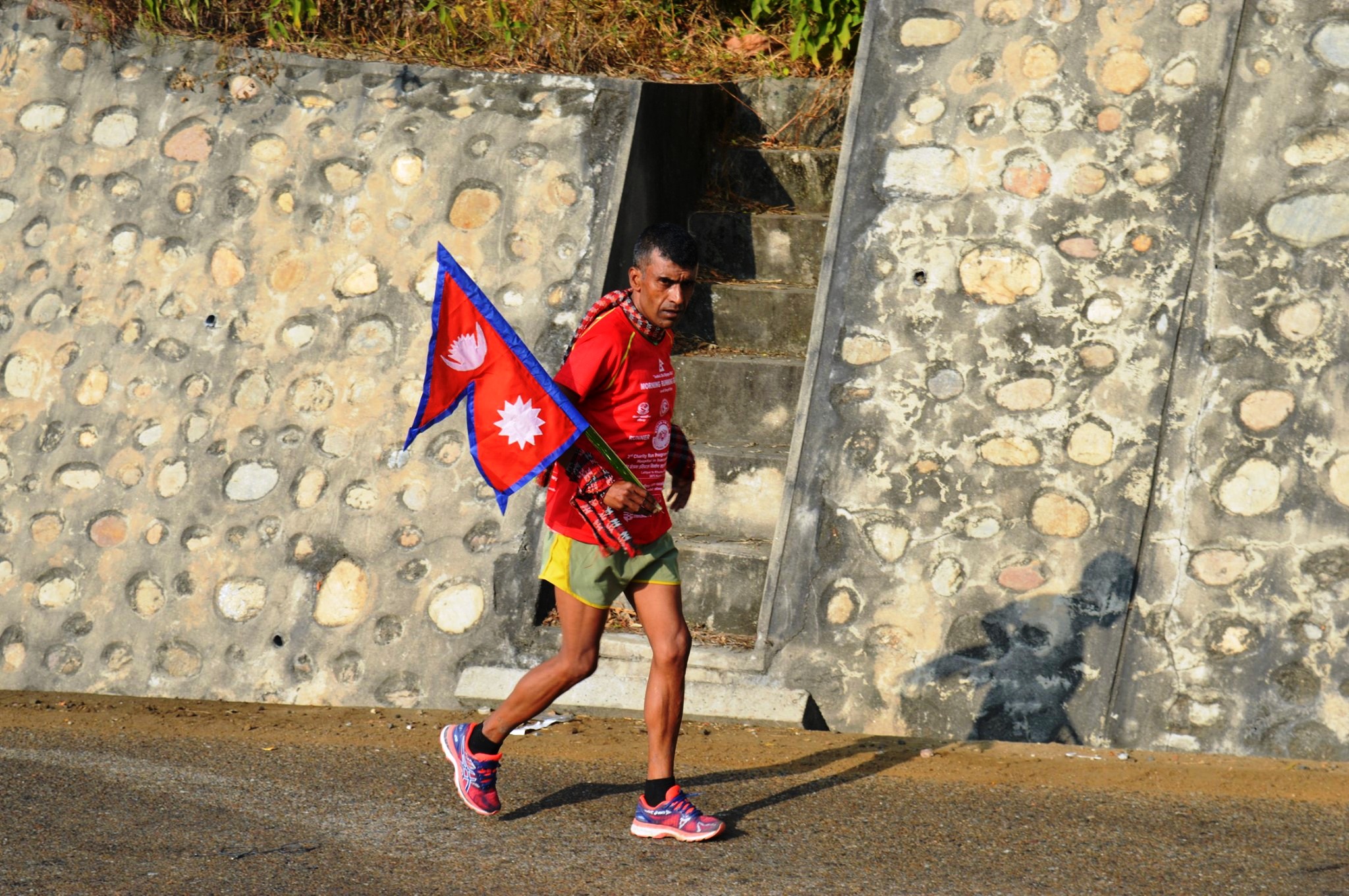 धावक रामसुन्दर कार्की ललितपुरदेखि जनकपुरसम्म दौड्ने