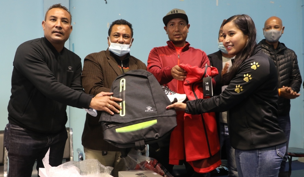 ओलम्पिकको तयारीमा रहेको कराते टोलीलाई खेल सामाग्री प्रदान