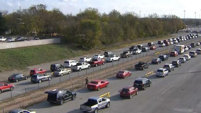 अमेरिकामा निःशुल्क खाना लिन हजारौं कारको लाइन