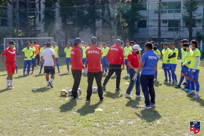 बङगलादेश पुगेका नेपाली फुटबल खेलाडी पहिलोपटक मैदानमा (फोटो फिचर)