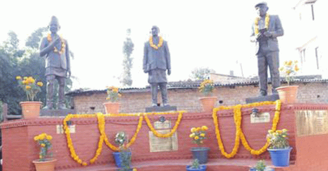 कागेश्वरी पुस्तकालयमा देवकोटा, अर्याल र विकलको पूर्णकदको शालिक