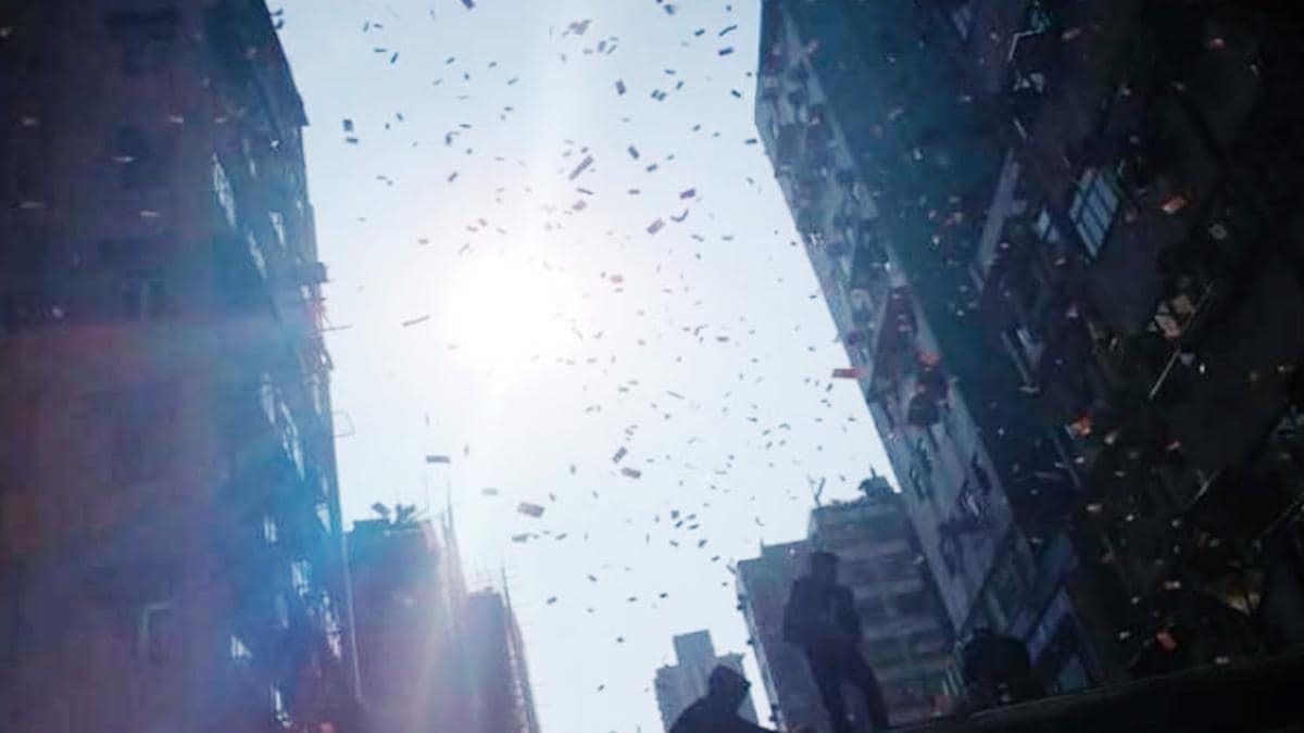 आकाशबाट पैसाको वर्षा, सडकमा बर्सिए ३५ लाख रुपैयाँ बराबरका नोट