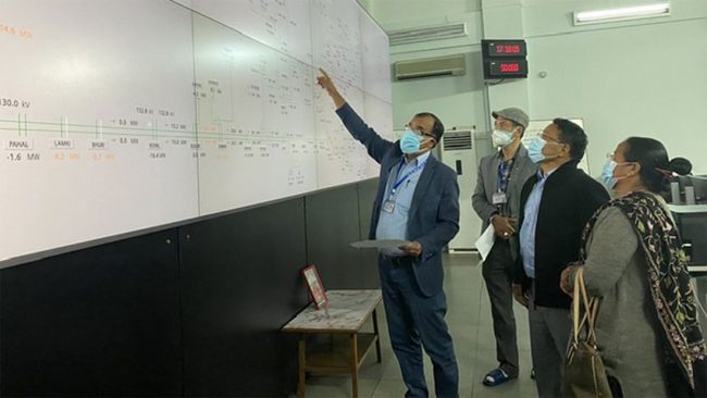 लक्ष्मीपूजाको समयमा ऊर्जामन्त्री भारप्रेषण केन्द्रमा