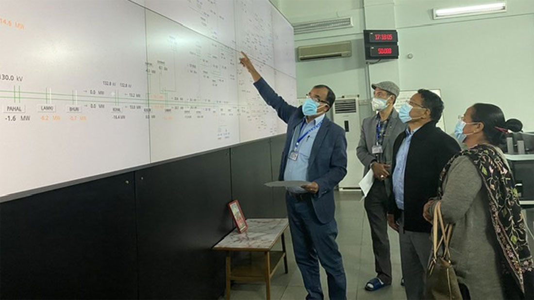 लक्ष्मीपूजाको समयमा ऊर्जामन्त्री भारप्रेषण केन्द्रमा