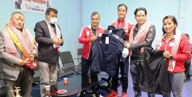 साग पदक विजेता खेलाडीहरुद्वारा लाखेलाई बधाई