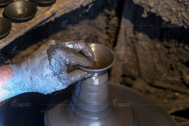 यसरी बनाइन्छ तिहारमा बत्ति बाल्ने माटाकाे पाला (फाेटाेफिचर)