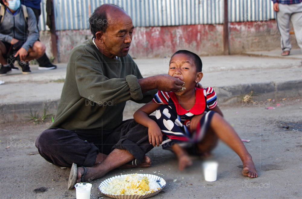 महानगरको चेतावनीकाबाबजुद खुलामञ्चमा निःशुल्क खाना खुवाउने अभियान जारी (फोटोफिचर)