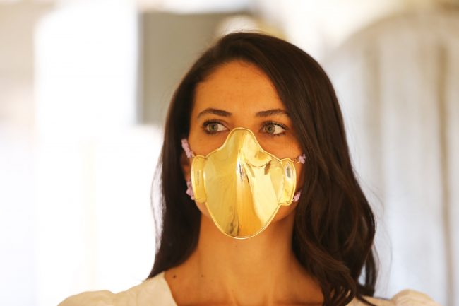 सुनचाँदी व्यवसायीले महामारीलाई नै व्यवसाय बनाए, शिल्पकारले सुन, चाँदीका मास्क बनाउँदै