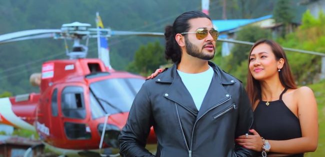 बिश्व र अस्मिताको ‘आकाशै को’ मा मुना र रोचकको अभिनय [भिडियो]