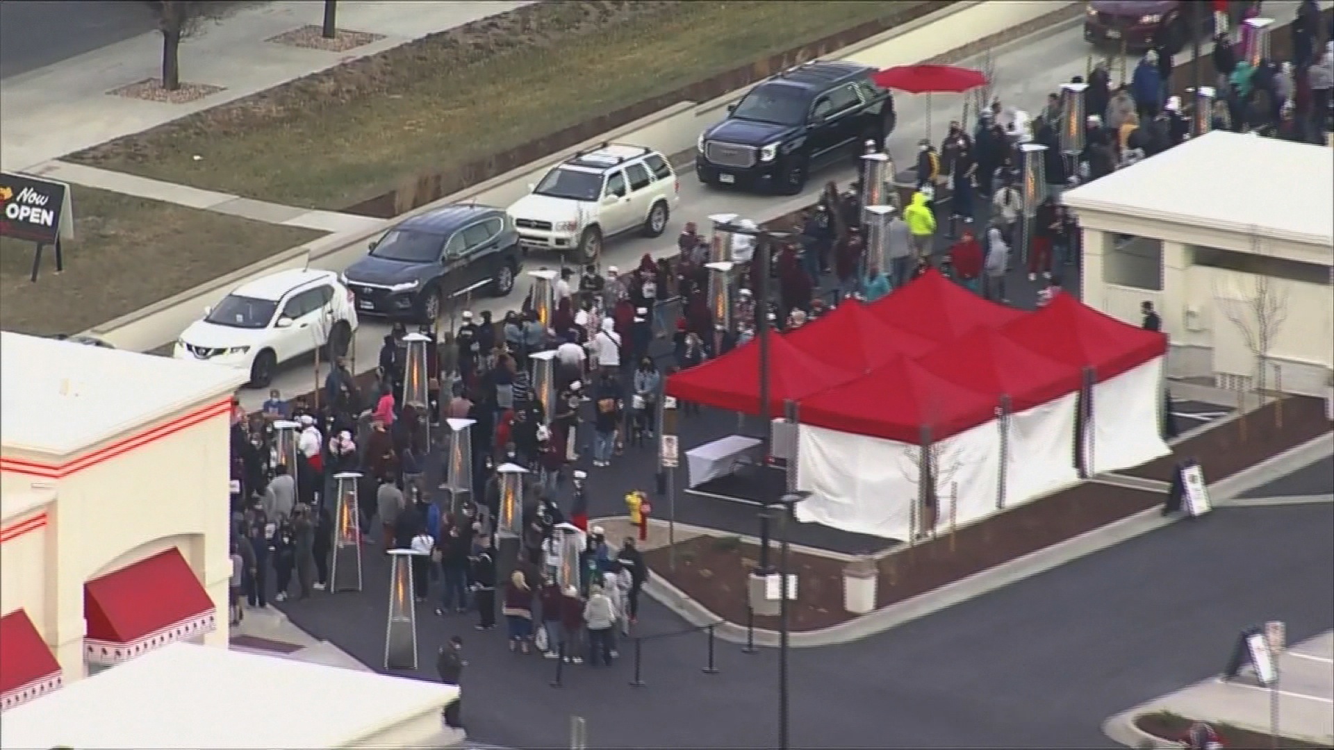 अमेरिकामा बर्गर लिन ४ किलोमिटर लामो लाइन, १४ घण्टासम्म लाइनमा कुरेर बसे