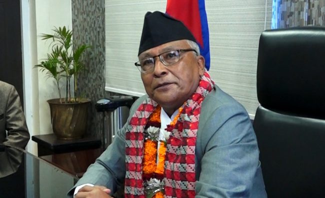 नवनियुक्त शिक्षामन्त्री श्रेष्ठले मुसुक्क हाँस्दै भनेः म नै त्यस्तो भाग्यमानी हुँ जो ५ भन्दा तल नपढी पाँचमा भर्ना भएको थिएँ