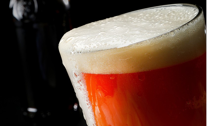 महामारीले बन्द हुन लागेको रेष्टुरेण्टमा अन्तिम ग्राहकले बियर पिएर साढे ३ लाख टिप्स दिए