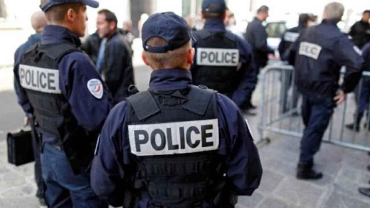 फ्रान्समा फेरि आक्रमण, चर्चका पादरीलाई गोली हानियो