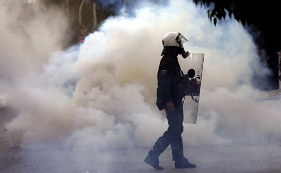 महाेत्तरीमा विहानैदेखि तनाब, प्रहरीद्वारा दर्जनाैं राउण्ड अश्रुग्यास प्रहार