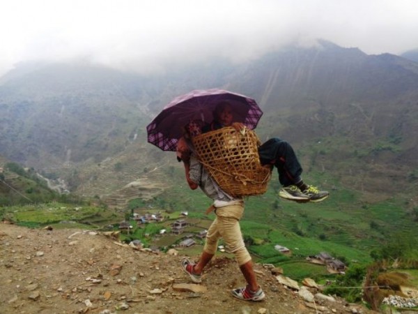 पचास शय्याको अस्पतालमा बिरामी बोक्न डोको