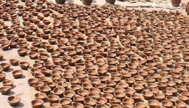 पाला बनाउन व्यस्त छन् भक्तपुरका कुमाल समुदाय