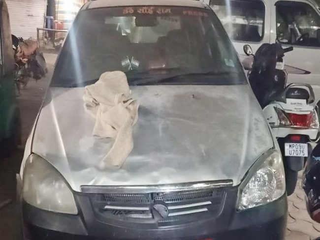 बाइकमा आएर कार चोरे, आफ्नो बाइक लिन अर्को बाइकमा आए, दोस्रो बाइक लिन पैदल आए