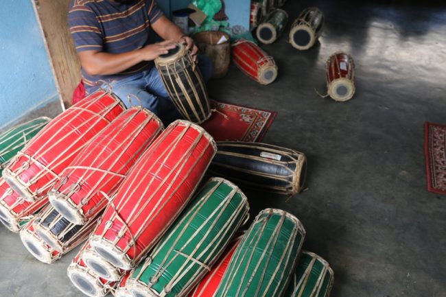 कोरोना प्रभाव : बादी समुदायको मादल बनाउने पेशा सङ्कटमा