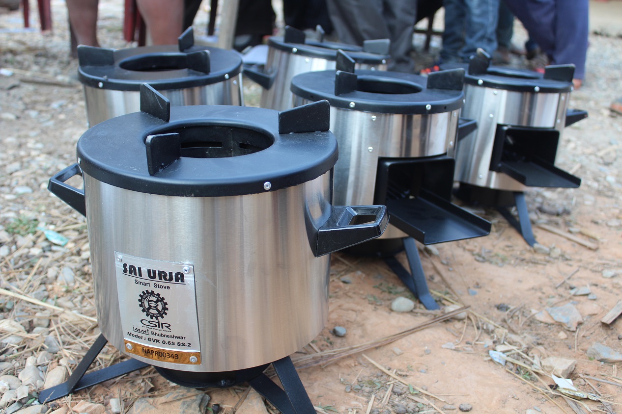 अदानचुलीले बाँढ्यो २४० सुधारिएका चुल्हाे