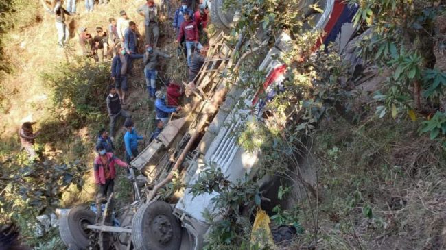 बैतडी बस दुर्घटनामा मृतकका आफन्तले बुझे शव