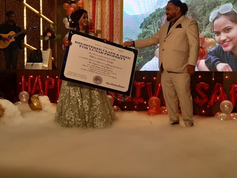 बिहे वर्षगाँठमा जसले श्रीमतीलाई चन्द्रमाको तीन एकड जमिन उपहार दिए