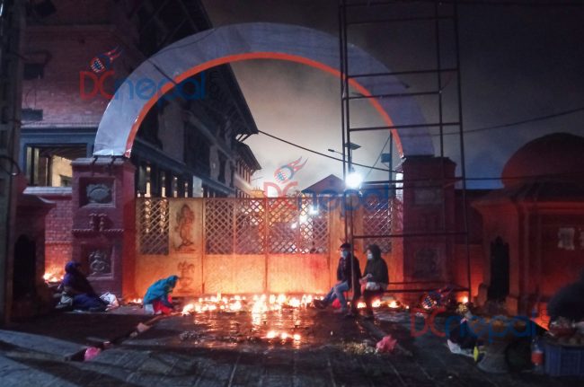 बालाचतुर्दशीको अघिल्लो राति पशुपतिमा जाग्राम श्रद्धालु (फोटो फिचर)