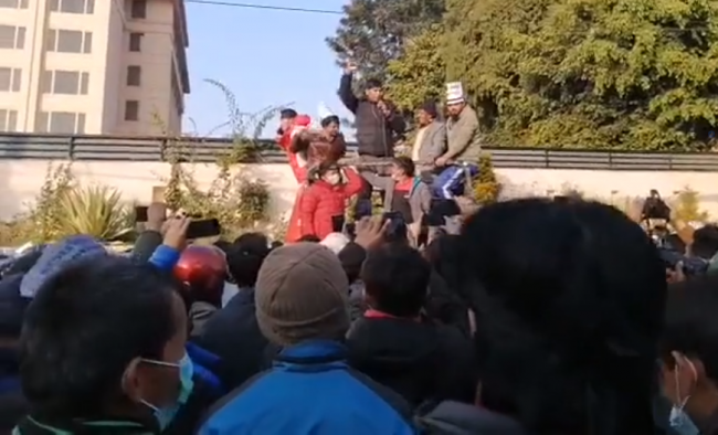 संसद विघटनविरूद्ध माइतीघरमा प्रदर्शन (भिडियाेसहित)