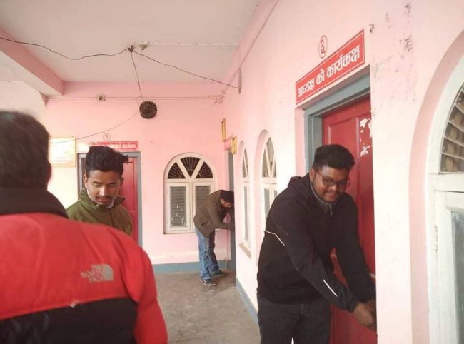नेकपा कार्यकर्ताहरुबीच पार्टी कार्यालय कब्जा गर्ने होडबाजी