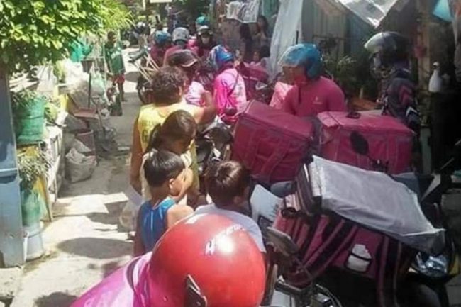 बालिकाले अनलाइन खाना अर्डर गरिन्, घरअगाडि ४२ जना डेलिभरी ब्वायको लाइन लाग्यो