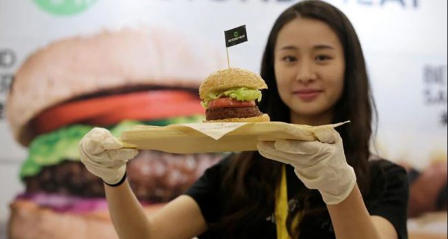 बर्गर खान मन लागेपछि ३ लाखमा हेलिकप्टर बुक गरेर ७ सय २५ किलोमिटर यात्रा