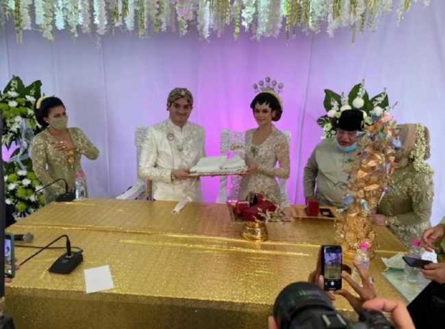 बिहेमा २० जना मात्र बोलाउन पाइने नियम नतोडिकनै जोडीले बोलाए १० हजार पाहुना !