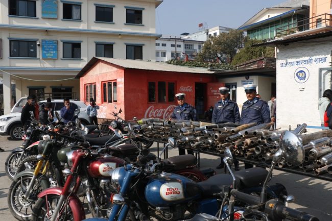 ठूलो आवाज निकाल्ने ३४२ मोटरसाइकल कारवाहीमा