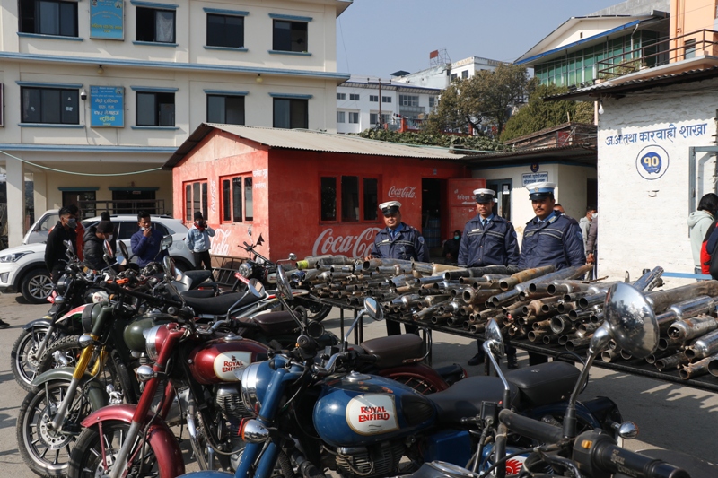ठूलो आवाज निकाल्ने ३४२ मोटरसाइकल कारवाहीमा