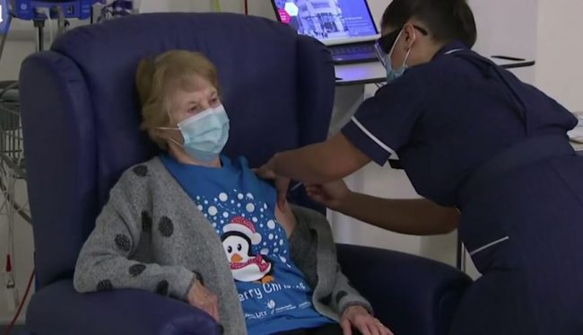 बेलायतमा कोरोनाभाइरस भ्याक्सिन दिन सुरु, ९० वर्षकी महिलाले बनाइन् रेकर्ड