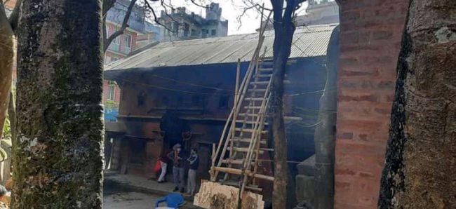 पाटनको प्राचीन अग्निशालामा जस्ता हटाएर तामाको छाना हालिने