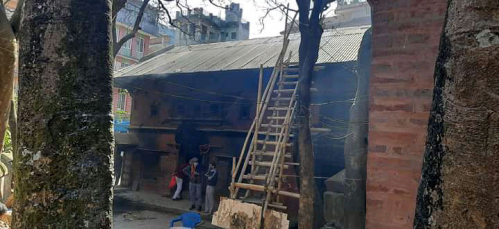 पाटनको प्राचीन अग्निशालामा जस्ता हटाएर तामाको छाना हालिने