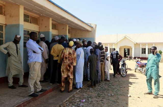 विद्यालयमा आक्रमण गरी ३०० भन्दा बढी विद्यार्थीको अपहरण