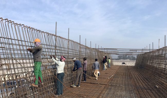 ठूला ढुङ्गा नपाउँदा पुल निर्माण प्रभावित