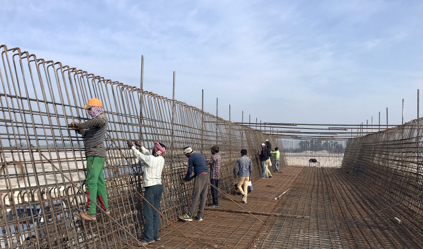 ठूला ढुङ्गा नपाउँदा पुल निर्माण प्रभावित