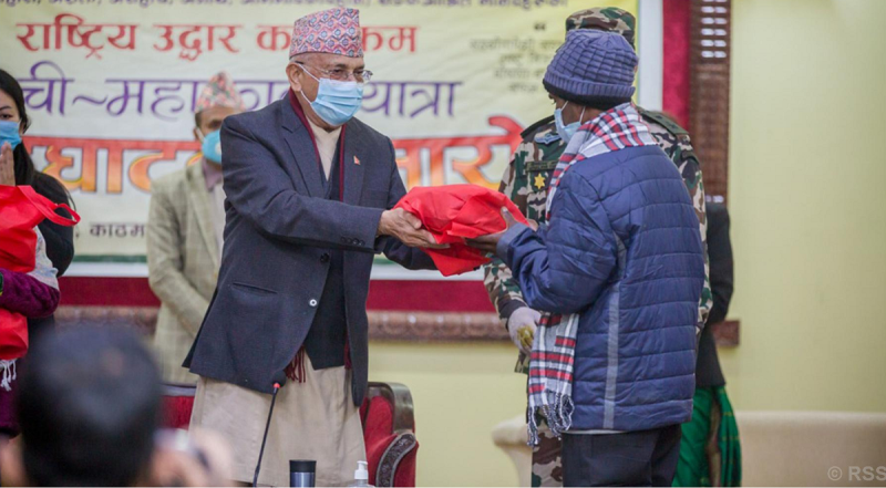 सडकमा भेटिएका दुई बङ्गलादेशीलाई स्वदेश फर्काइँदै, ओलीले गरे बिदाइ