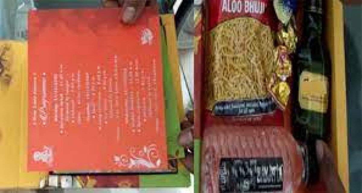 बिहेको निम्तो कार्डभित्र रक्सीको बोतल, साथमा सितन र मिनरल वाटर ! भिडियो भाइरल