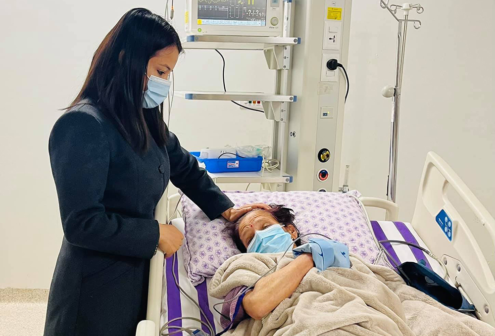 प्रचण्ड पत्नी सीता दाहाललाई कोरोना पुष्टि, सघन उपचार कक्षमा उपचार