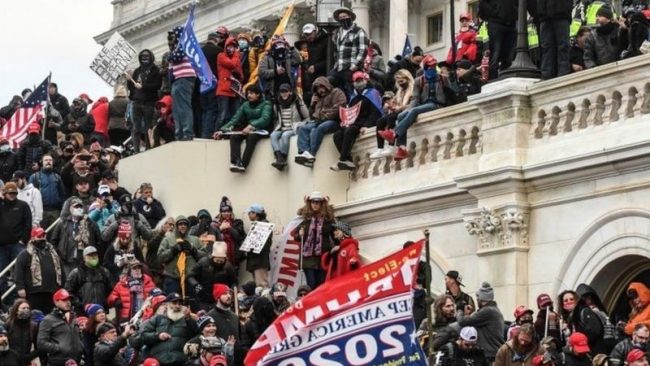 क्यापिटल भवन हिंसा : आत्मसमर्पण गर, नत्र तिम्रो ढोकामै पुग्नेछौँ