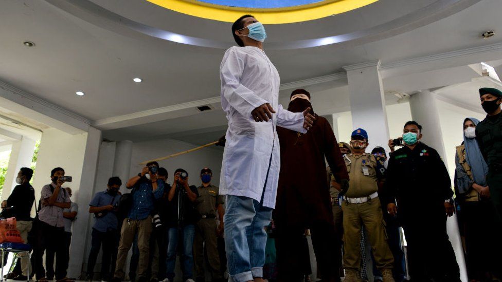 यौन सम्बन्ध राखेको आरोपमा दुई पुरुषलाई सार्वजनिक रुपमा हानियो ७७ कोर्रा