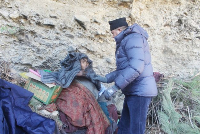 महिलाकाे नौ महिनादेखि ओडारकै बास, खाेज्न काेही आएनन्