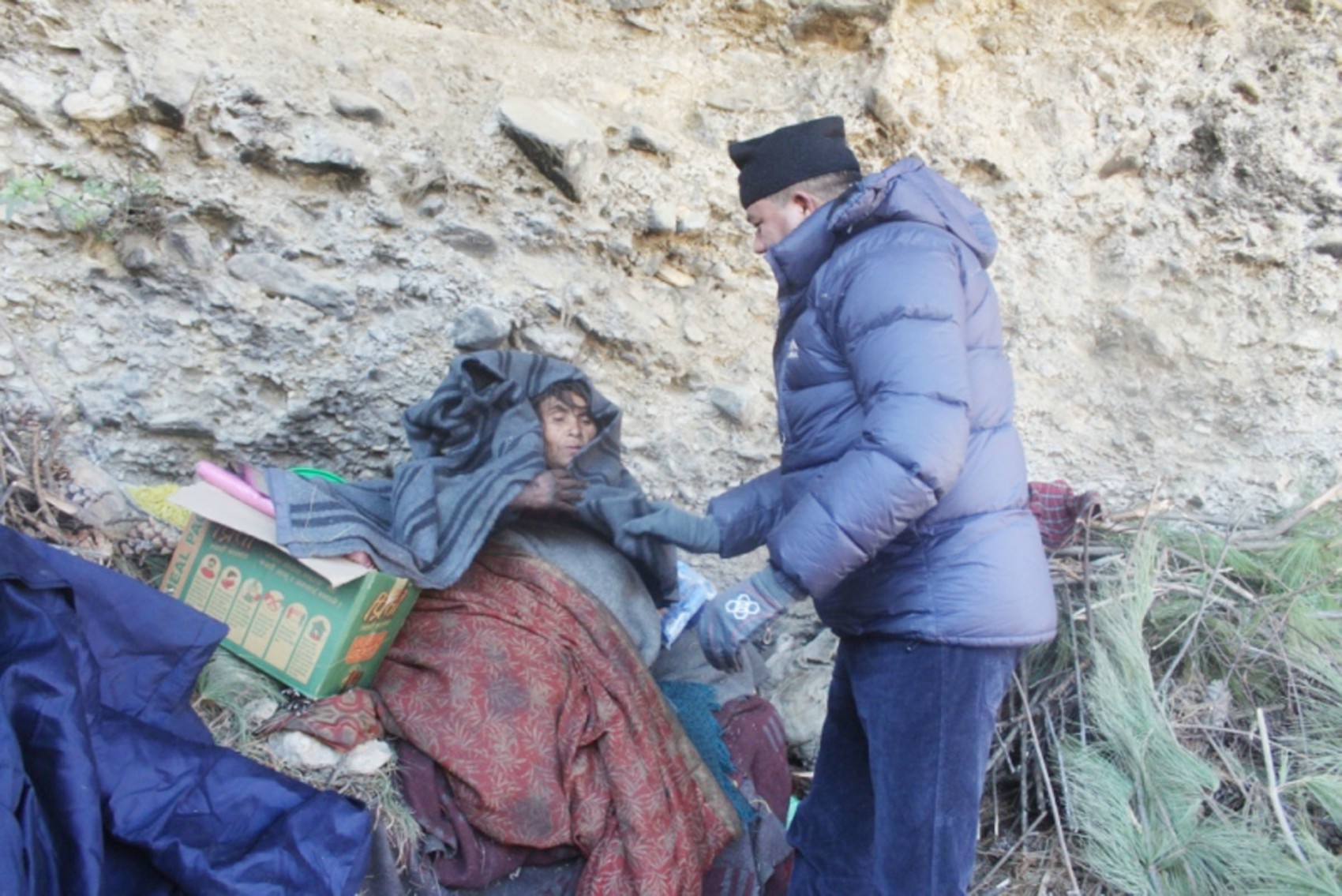 महिलाकाे नौ महिनादेखि ओडारकै बास, खाेज्न काेही आएनन्