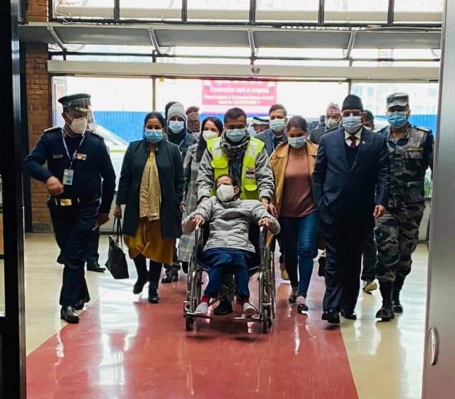 पत्नी सीता दाहालको उपचारका लागि प्रचण्ड भारत प्रस्थान